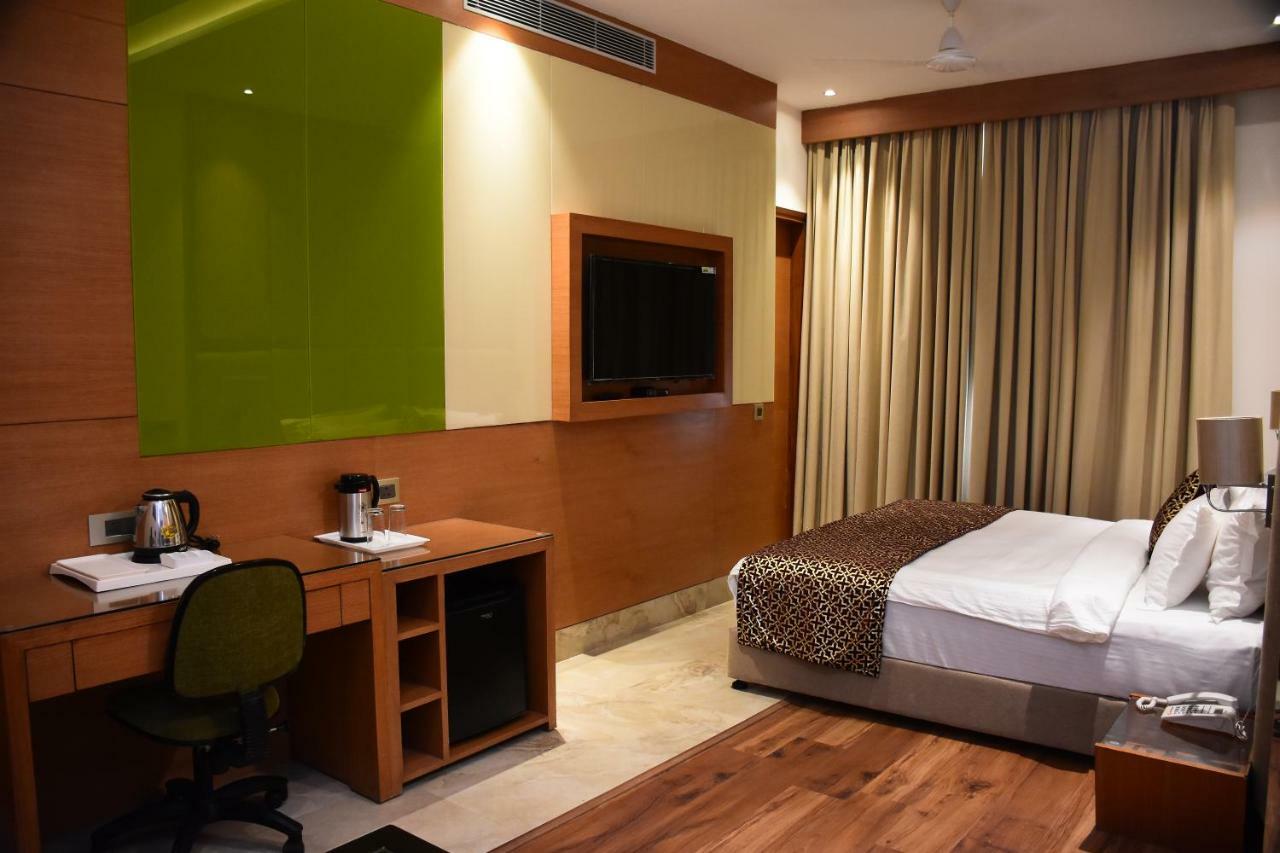 Hotel Orchid Blu Aligarh Kültér fotó