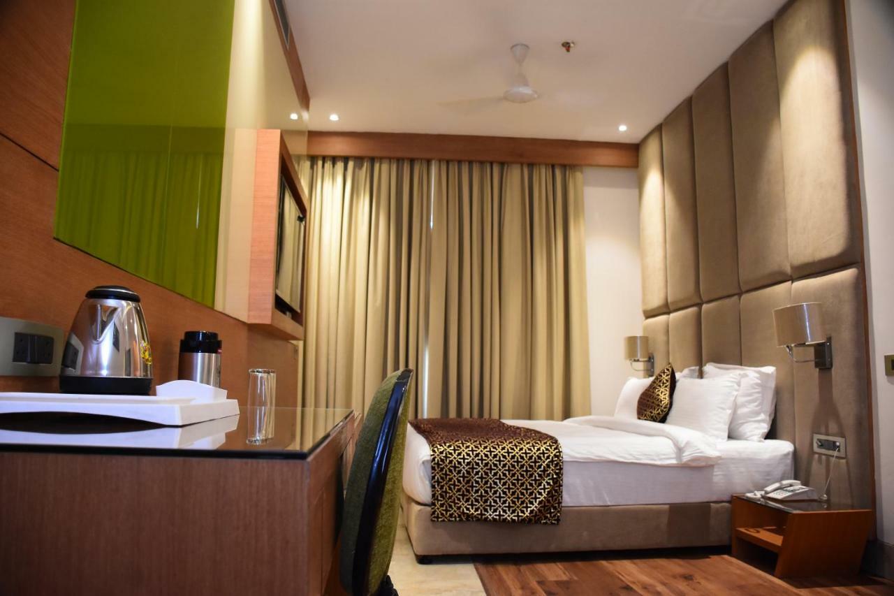 Hotel Orchid Blu Aligarh Kültér fotó